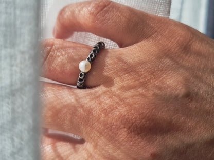 MALACOPIA Ring with Freshwater Pearl - Black Rhodium Plated