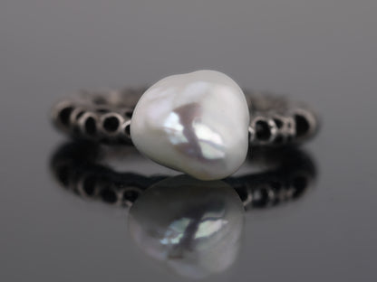 MALACOPIA Ring with Keshi Pearl - Black Rhodium Plated