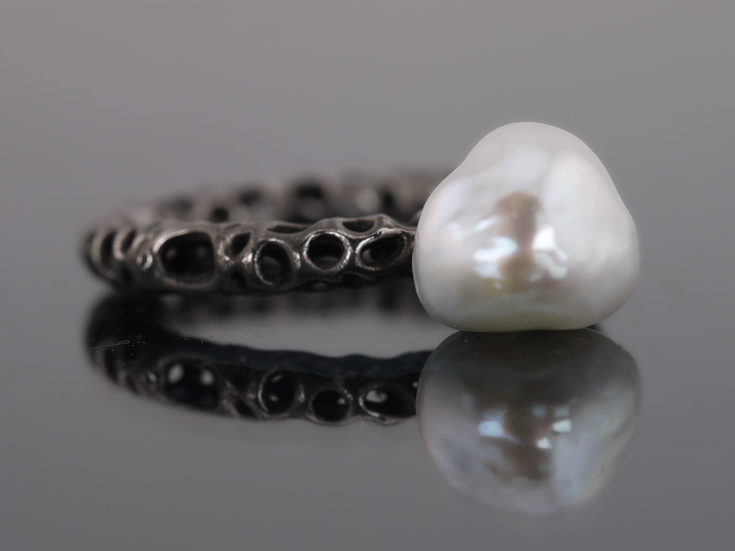 MALACOPIA Ring with Keshi Pearl - Black Rhodium Plated