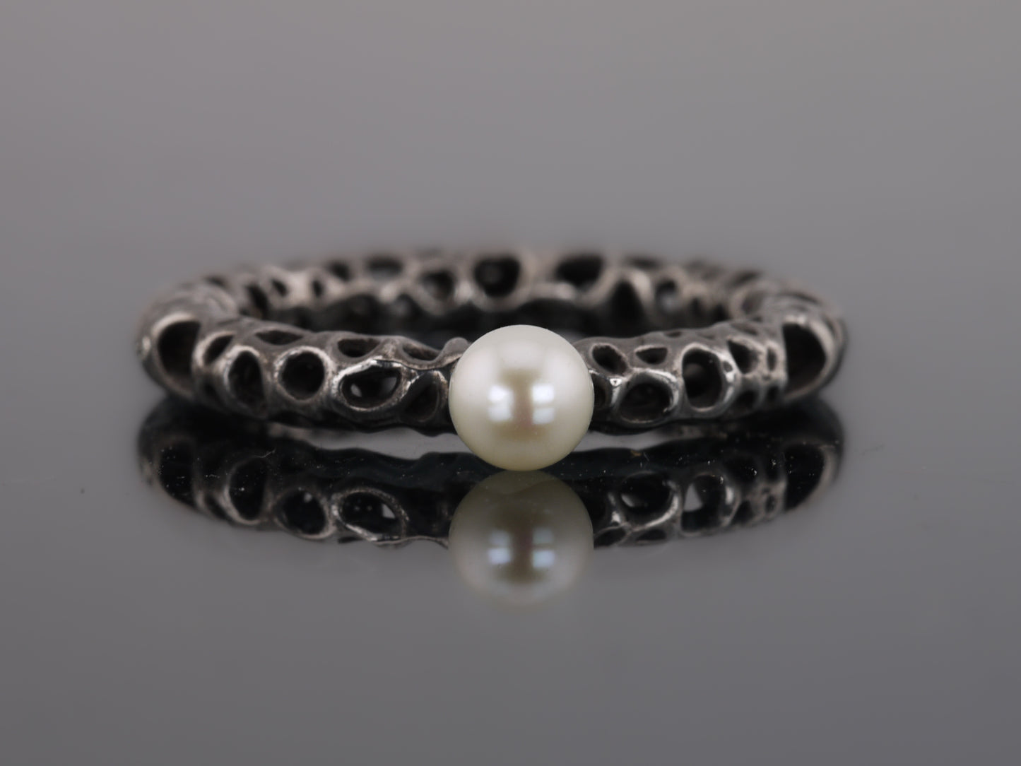 MALACOPIA Ring with Freshwater Pearl - Black Rhodium Plated