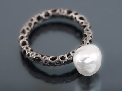 MALACOPIA Ring with Keshi Pearl - Black Rhodium Plated