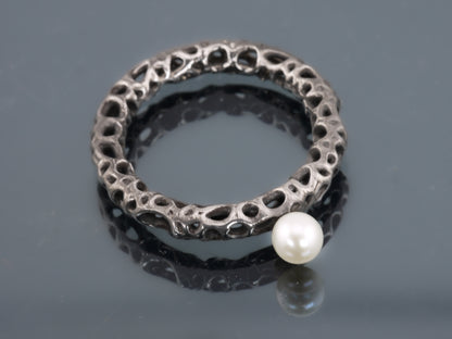 MALACOPIA Ring with Freshwater Pearl - Black Rhodium Plated