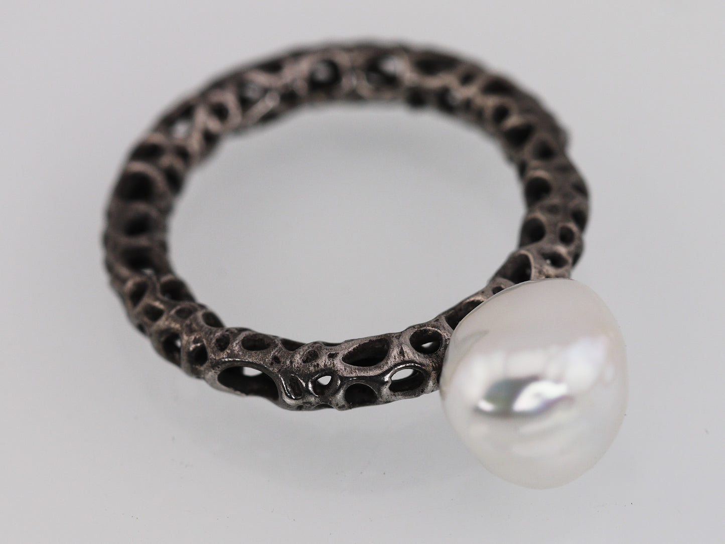 MALACOPIA Ring with Keshi Pearl - Black Rhodium Plated