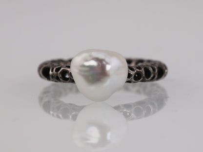 MALACOPIA Ring with Keshi Pearl - Black Rhodium Plated