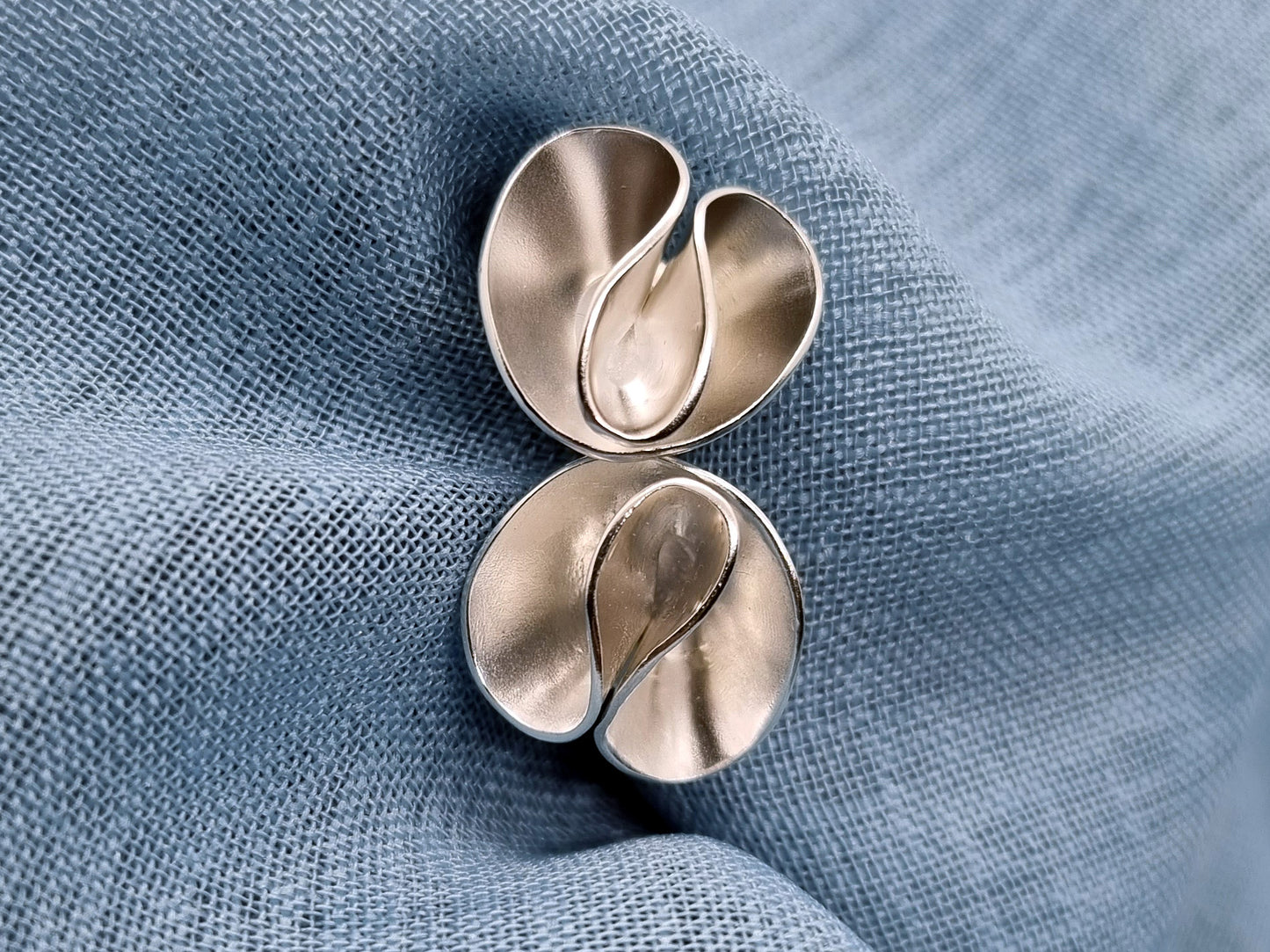 TAINIA Ribbon Stud Earrings