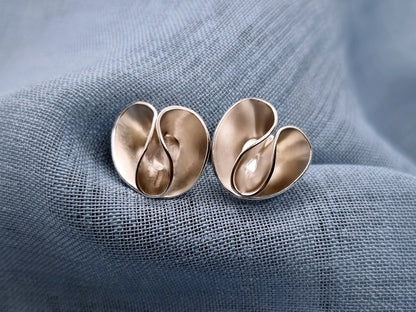 TAINIA Ribbon Stud Earrings