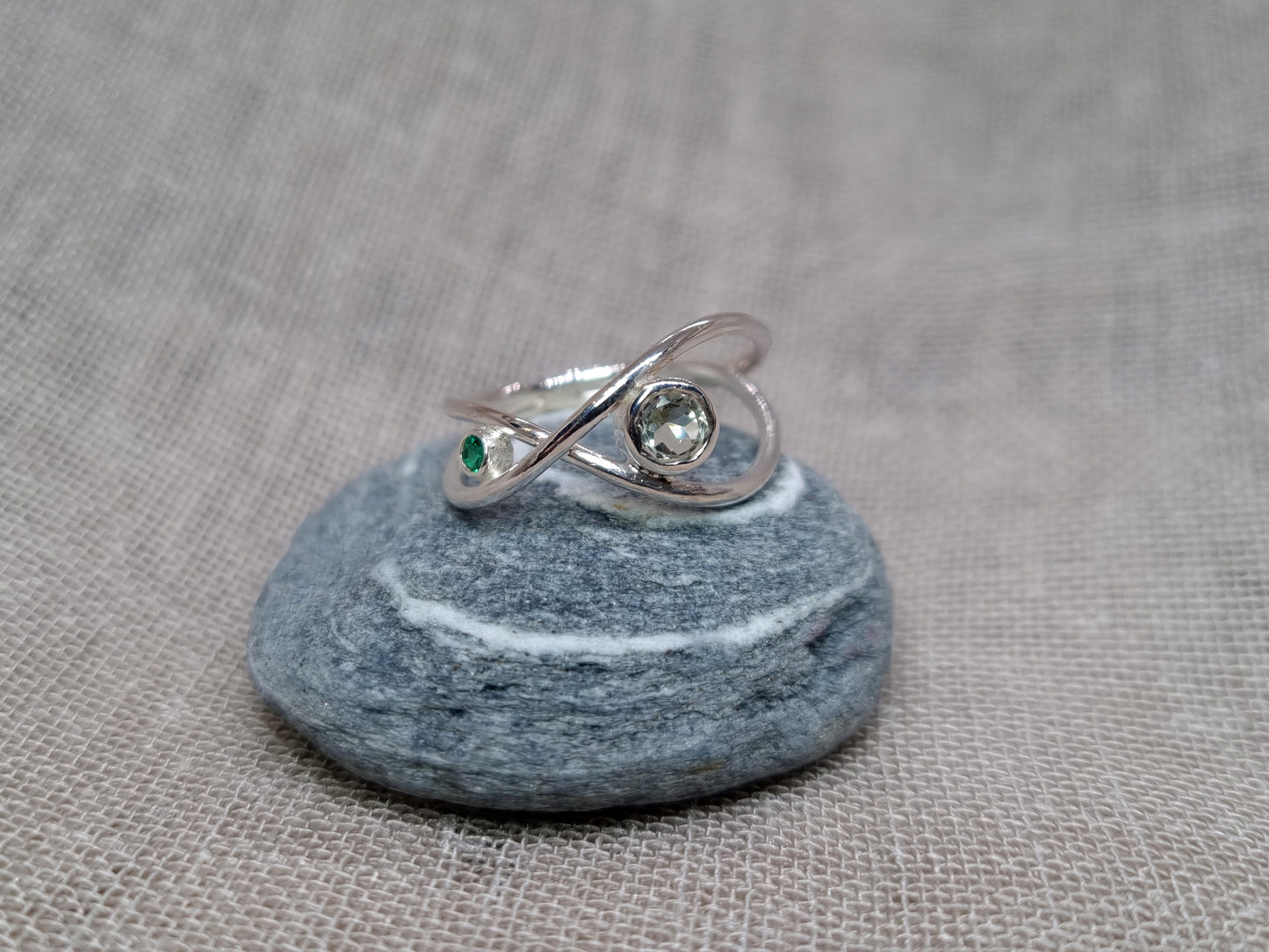 CALYPSO Minimal Wave Ring - Green Amethyst & Emerald