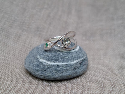 CALYPSO Minimal Wave Ring - Green Amethyst & Emerald
