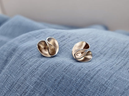 TAINIA Ribbon Stud Earrings